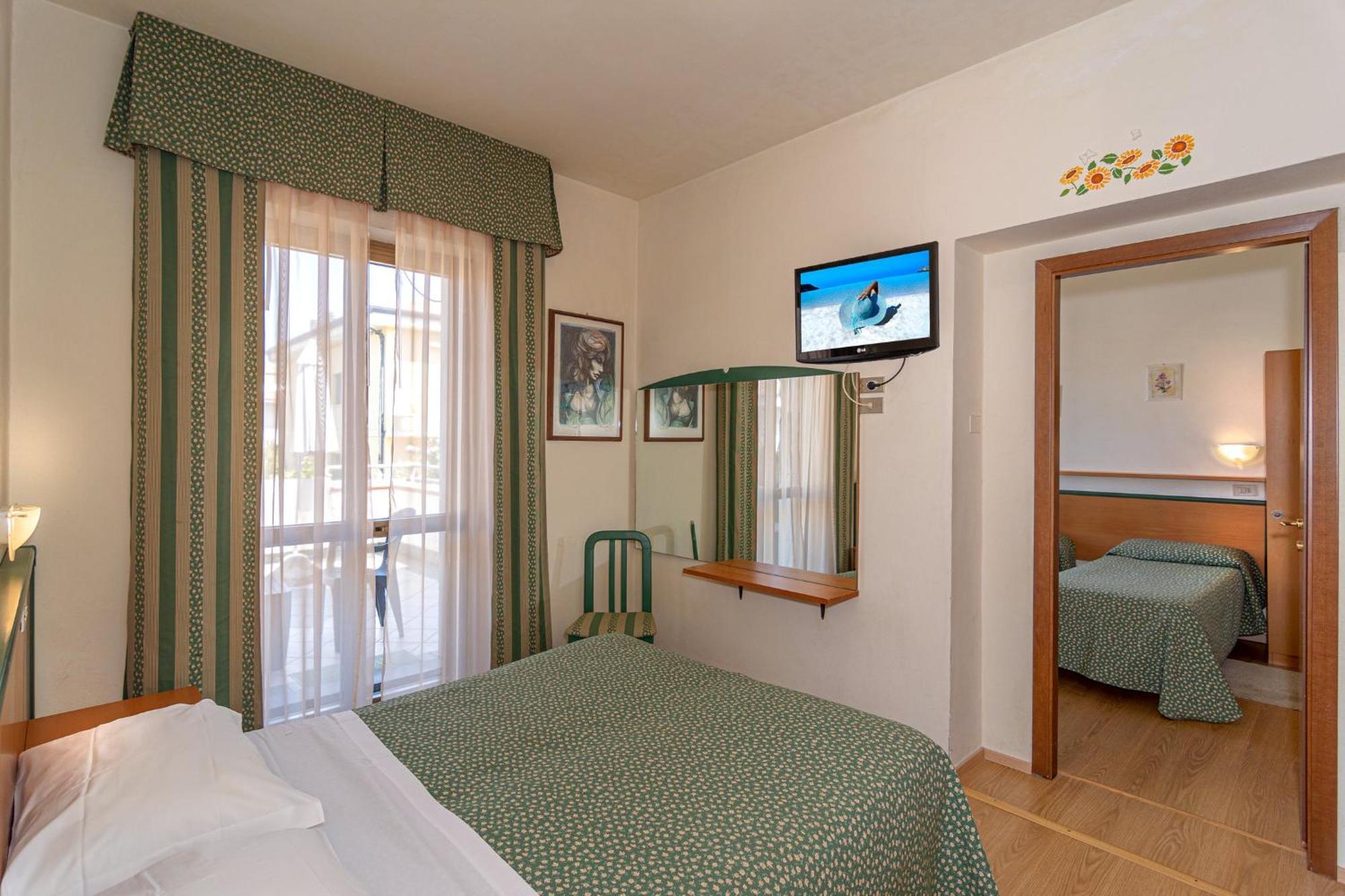 Hotel Mariani Лидо-ди-Камайоре Экстерьер фото
