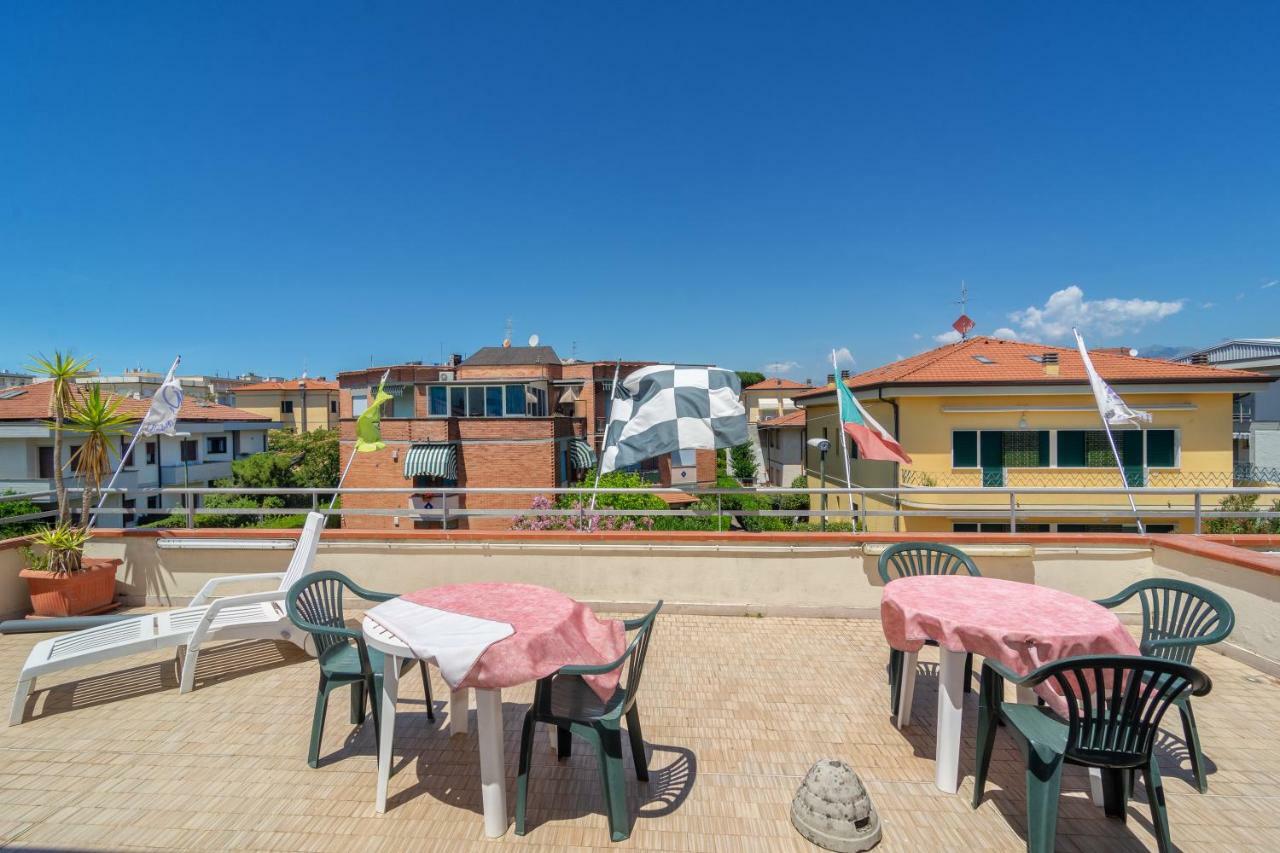 Hotel Mariani Лидо-ди-Камайоре Экстерьер фото